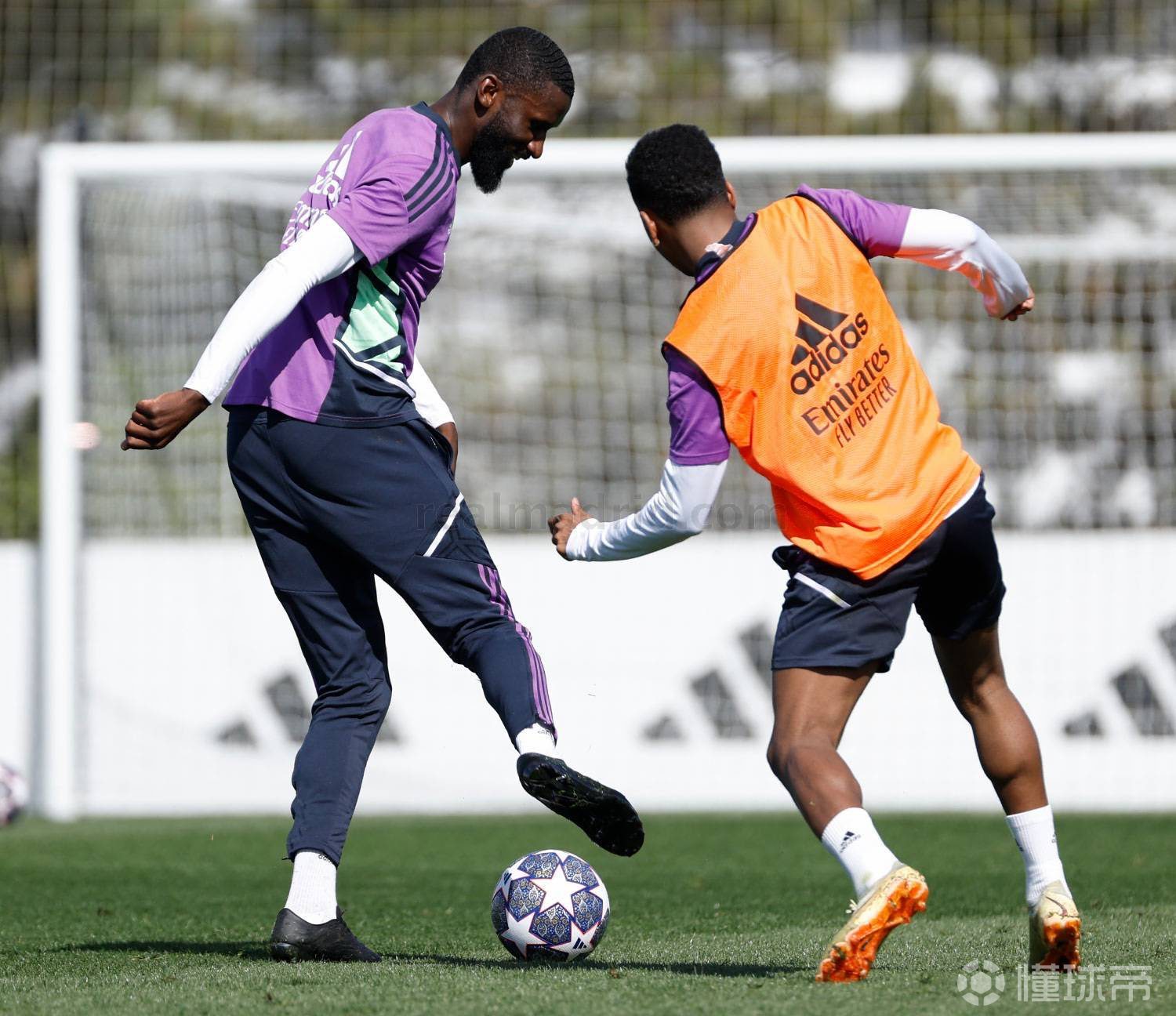 关于皇家马德里篮球队训练课后扳平良机；志在欧冠名次提升；媒体盛赞；心理建设被强调的信息