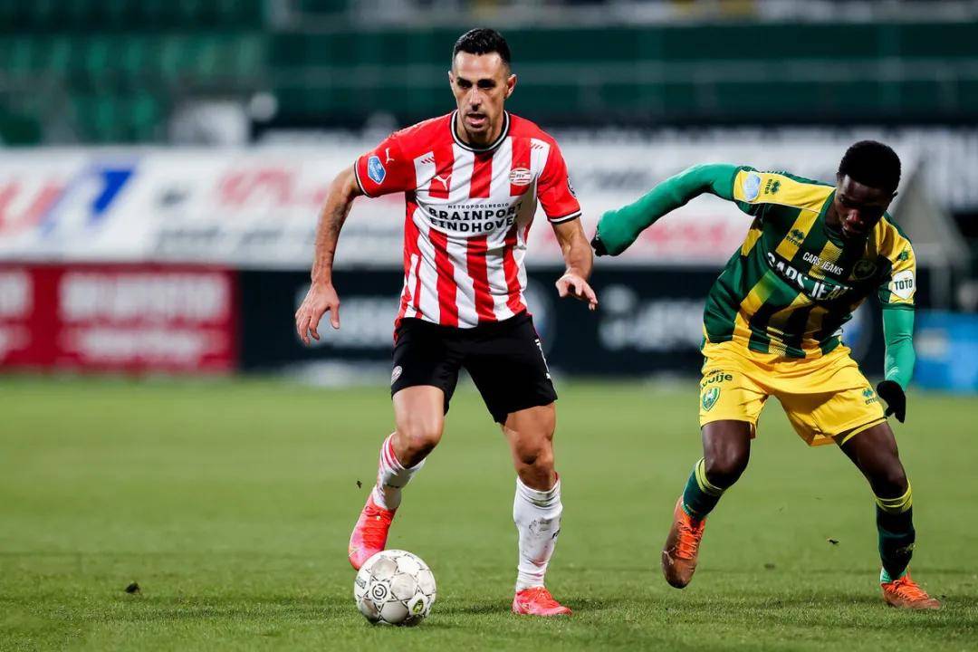 关于集结日韩国国家队调整名单以备荷甲，回应争议环节打磨，气氛紧张，年轻球员获得机会的信息