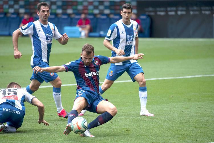 关于清晨体能课后；马德里竞技防线松动备战西甲；悬念犹存；身体对抗强度拉满的信息